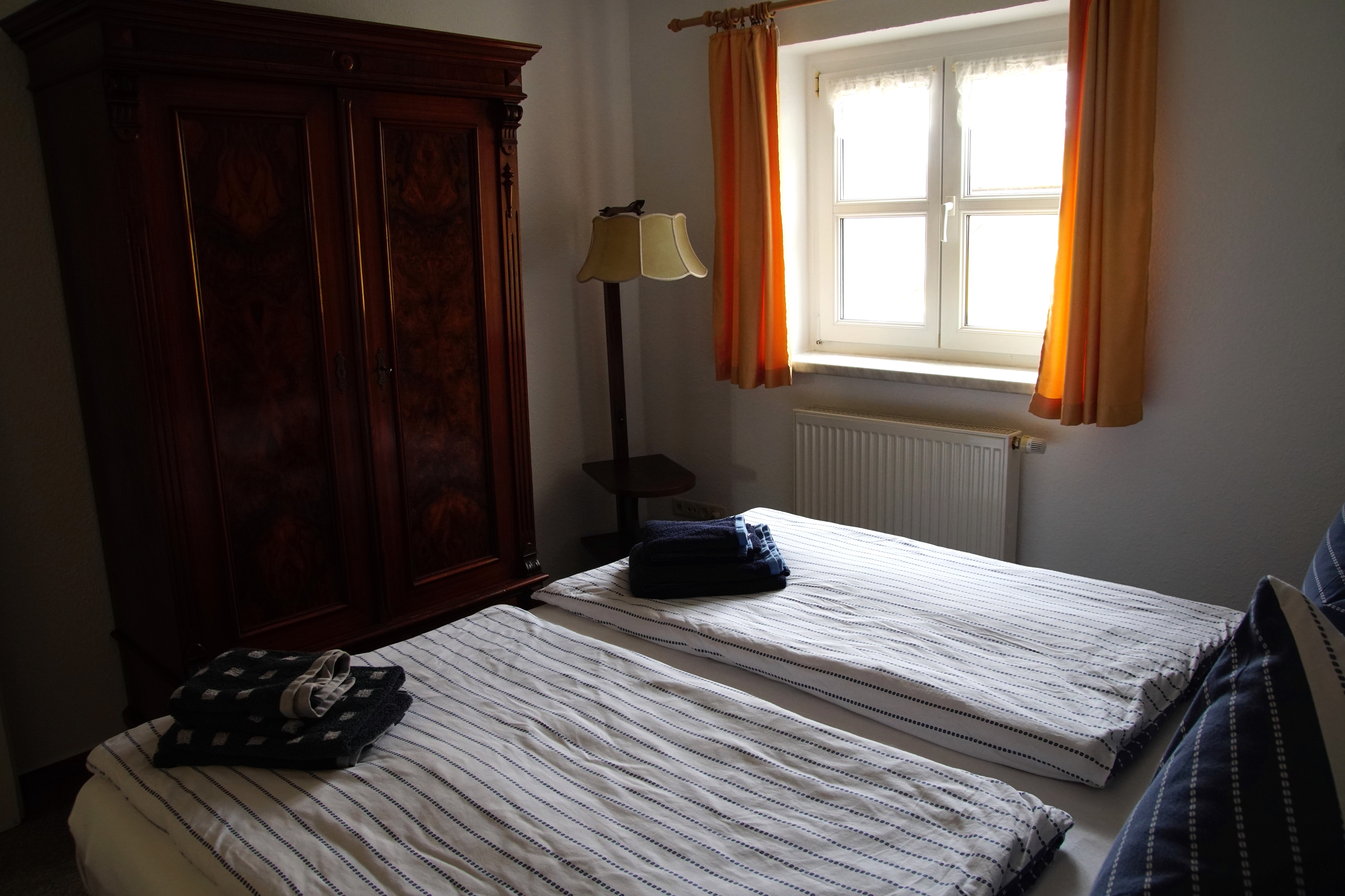 Schlafzimmer 1